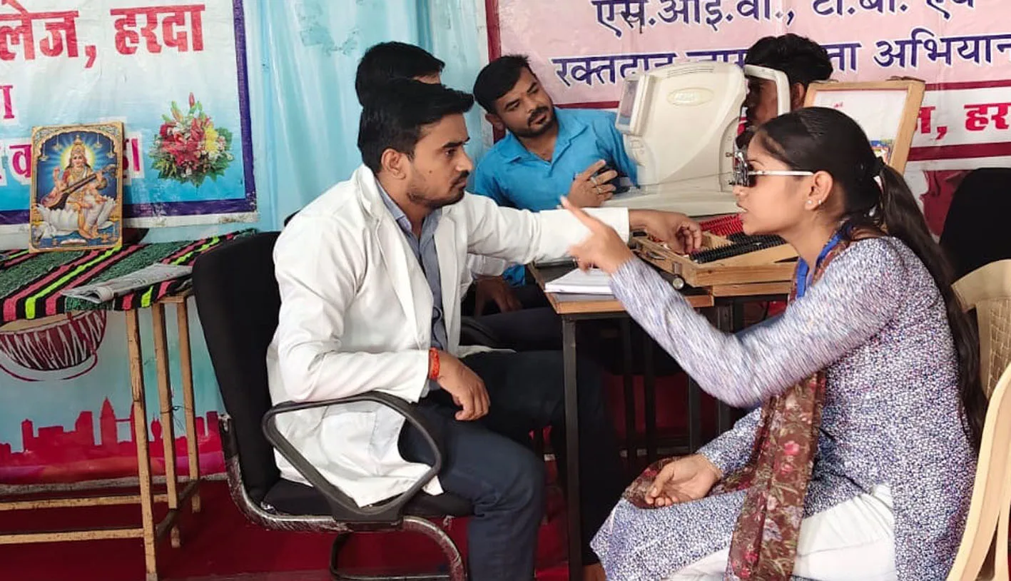 आदर्श महाविद्यालय में नि:शुल्क नेत्र परीक्षण शिविर आयोजित