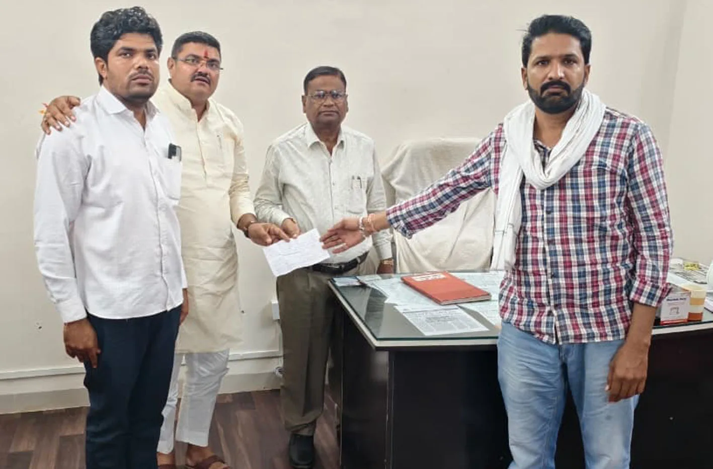 हरदा मंडी में किसान को व्यापारी ने दिए कम रुपए  