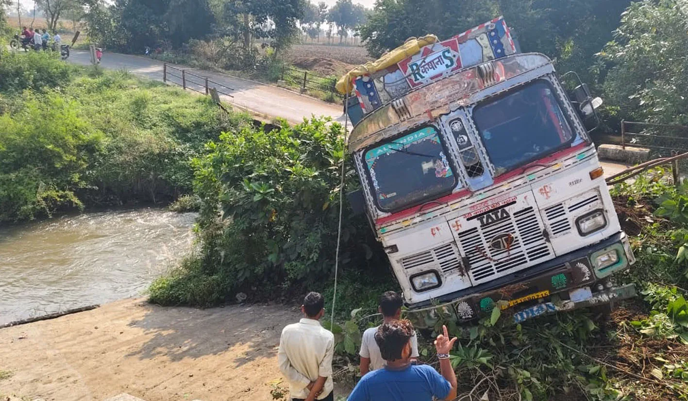 ट्रक ड्राइवर की सूझबूझ से बची मां, बाप और बच्चे की जान  