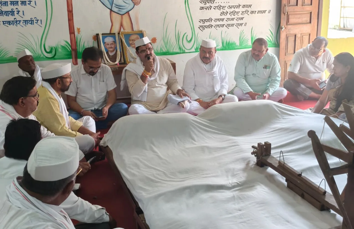 कांग्रेस ने मनाई गांधी-शास्त्री जयंती, गाई रामधुन
