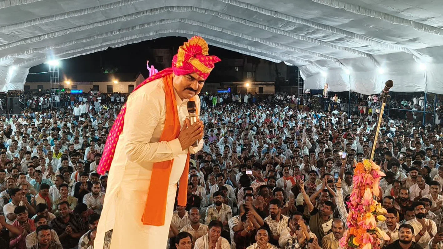 देर सुबह तक चला विराट कवि सम्मेलन