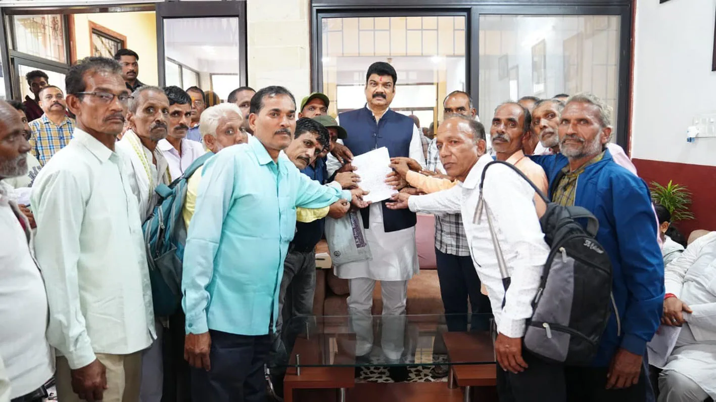 संविदा शाला शिक्षकों ने दिया मंत्री गोविंद सिंह राजपूत को ज्ञापन