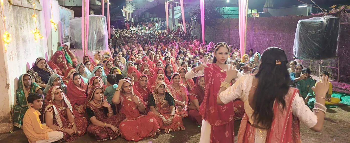 दुर्गा उत्सव समिति ने आरती के बाद बांटी महाप्रसादी  