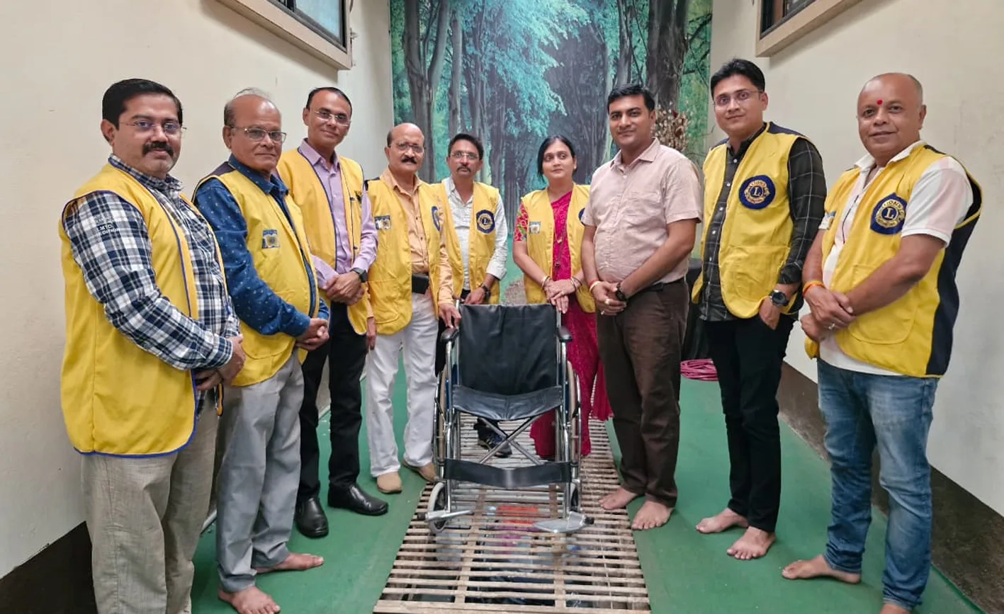 पिता की स्मृति में दिव्यांगजनों के लिए दान की व्हील चेयर