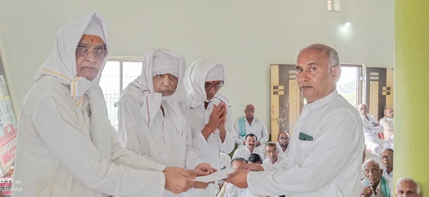 पिता की स्मृति में पुत्रों ने विभिन्न स्थानों पर दी दान राशि