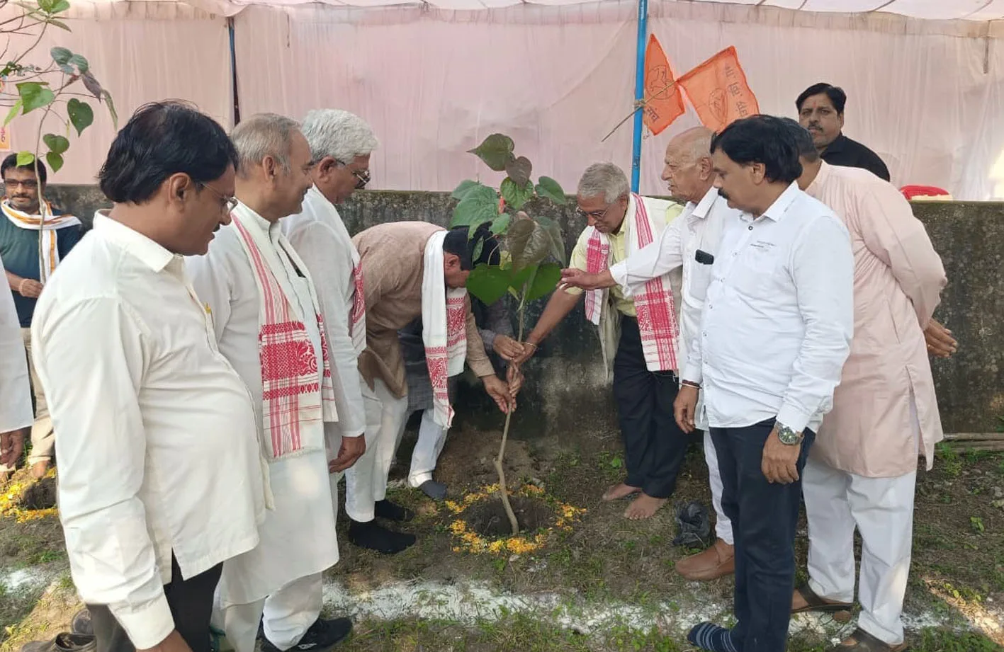 दत्तोपंत ठेंगड़ी की पुण्यतिथि पर किया पौधरोपण