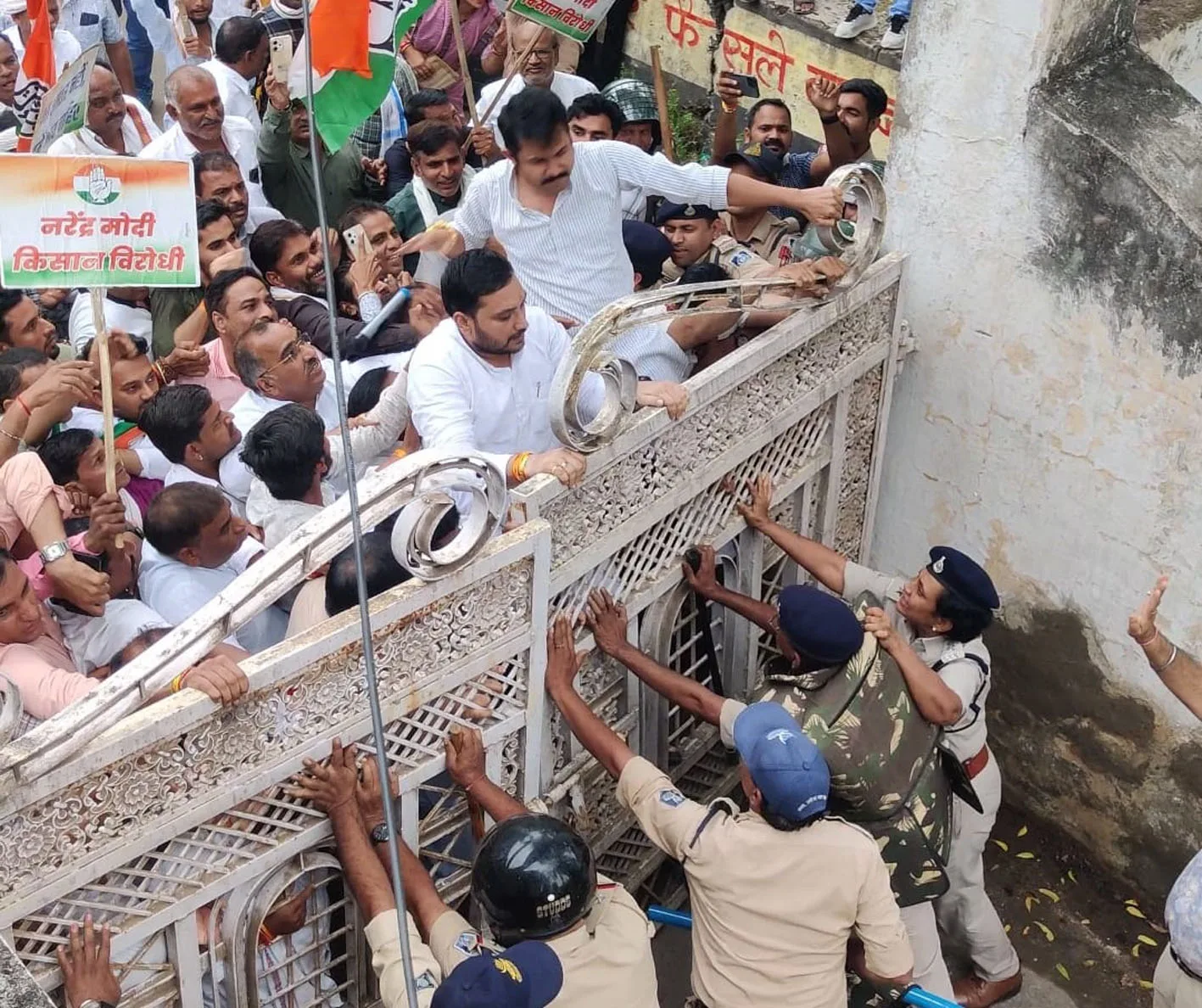 कलेक्टर बाहर नहीं आए तो गेट पर चढ़कर अंदर घुसे विधायक