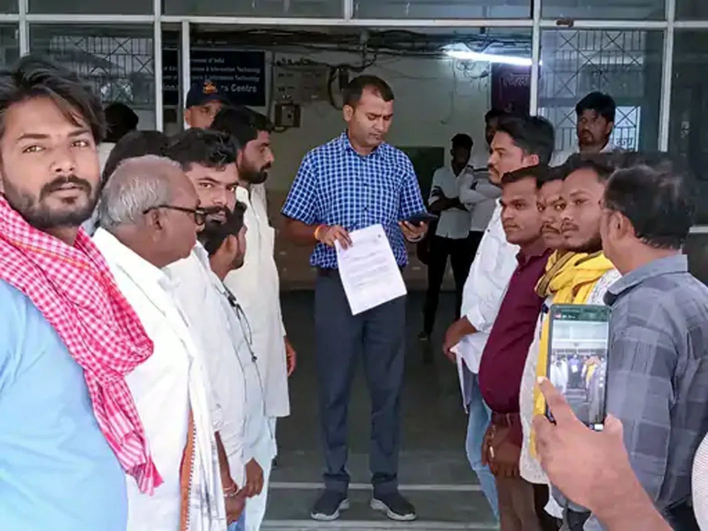 चीफ जस्टिस पर जूता फेंकने वाले वकील पर देशद्रोह की मांग