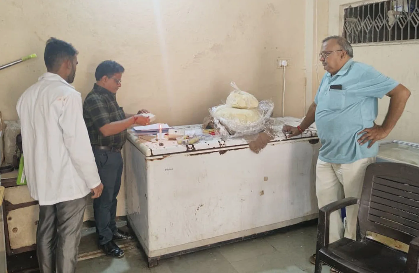चलित खाद्य प्रयोगशाला से प्रतिष्ठानों के खाद्य सामग्रियों की जांच की