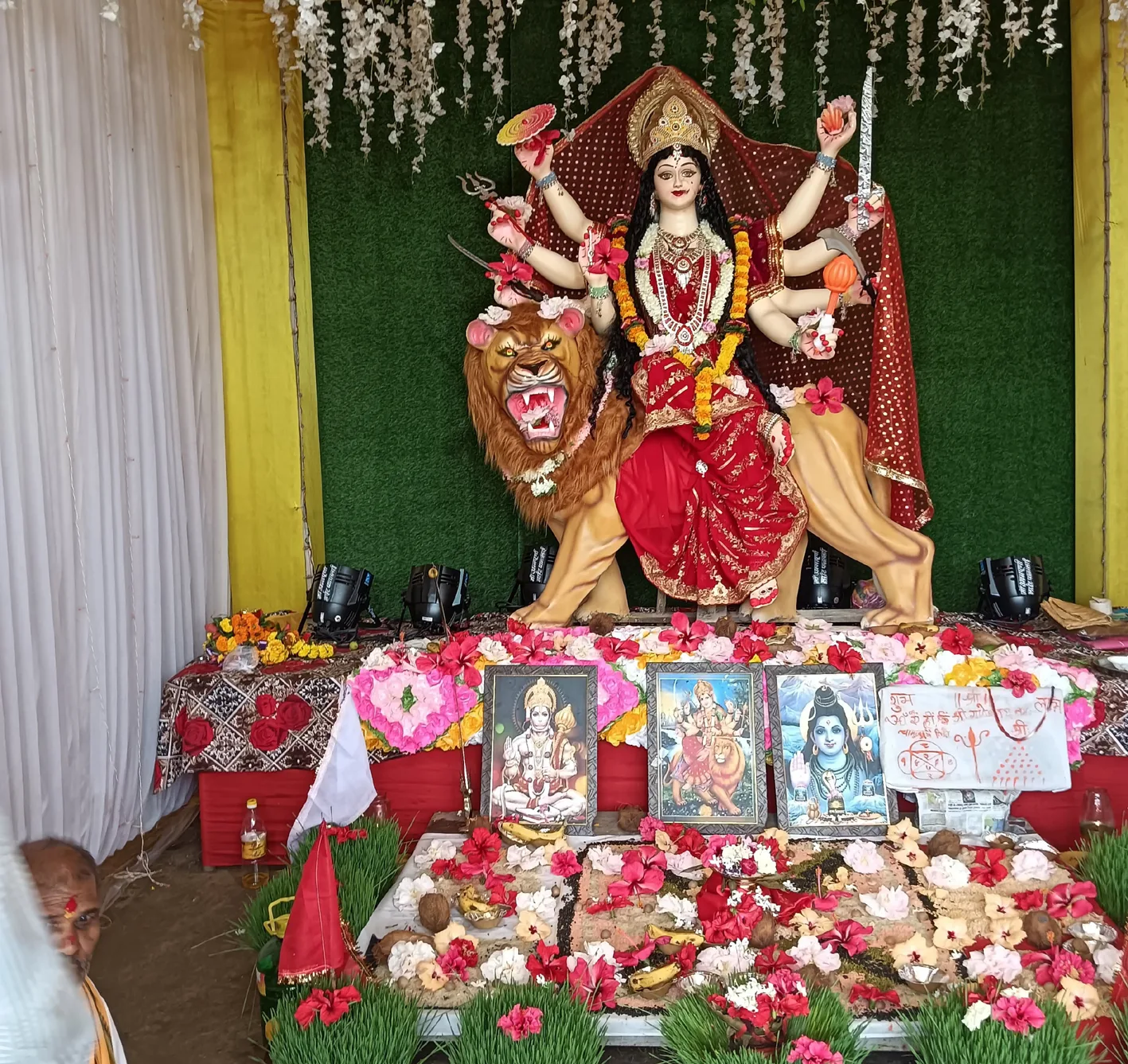 अष्टमी पर घर-घर हुई कुलदेवी की पूजा, कराया कन्याभोज