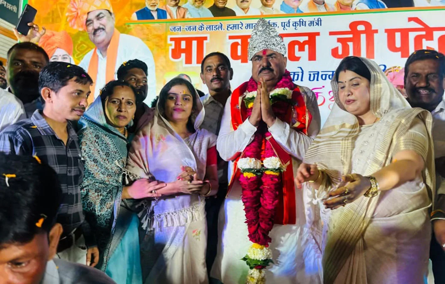 कमल पटेल को चांदी का मुकुट पहनाकर किया सम्मान