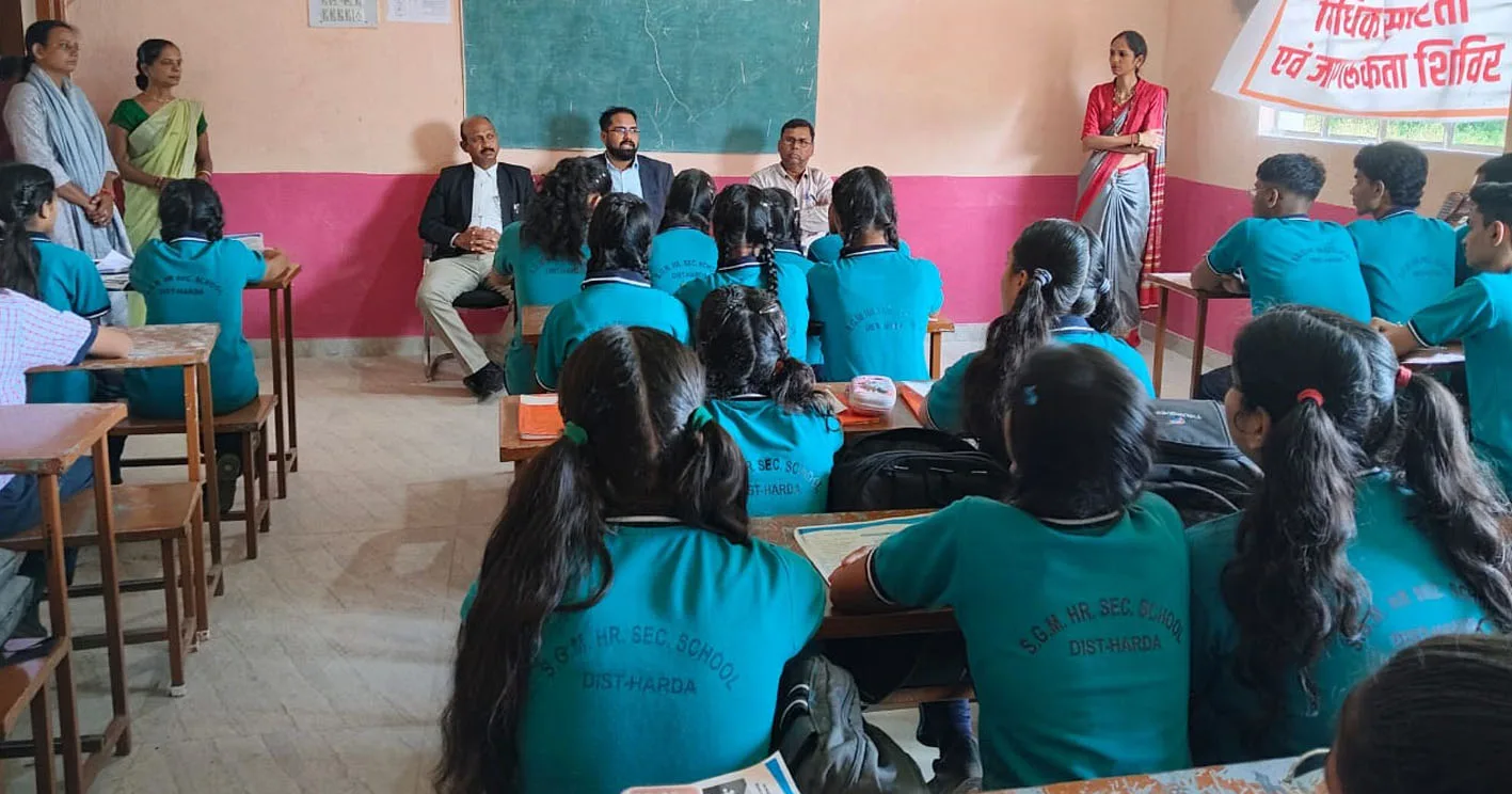 आईटीआई व स्कूलों में विधिक साक्षरता शिविरों का हुआ आयोजन