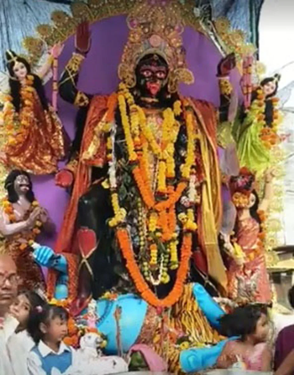 बंगाली समुदाय ने काली माता की मूर्ति का किया विसर्जन