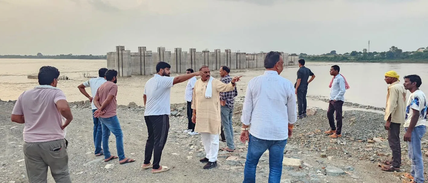 विधायक दोगने ने किया निर्माणाधीन हंडिया बैराज का निरीक्षण