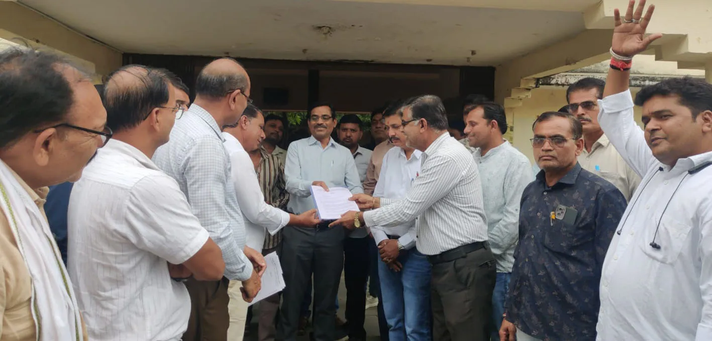 सार्थक ऐप से उपस्थिति दर्ज कराने पर पंचायत कर्मचारियों ने ली आपत्ति