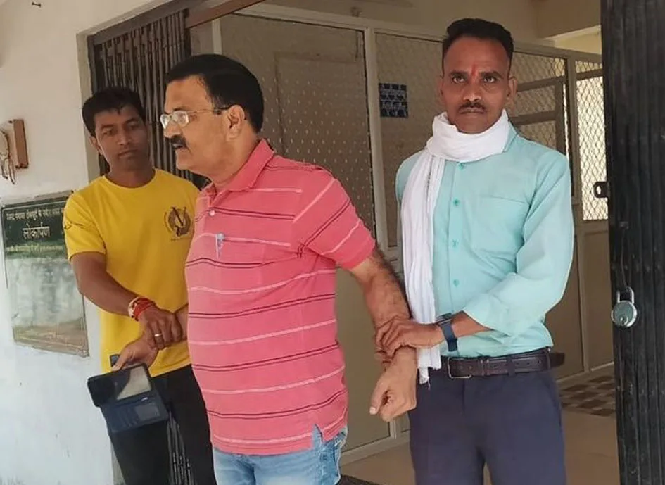 रोजगार सहायक के तबादले के लिए मांगी घूस