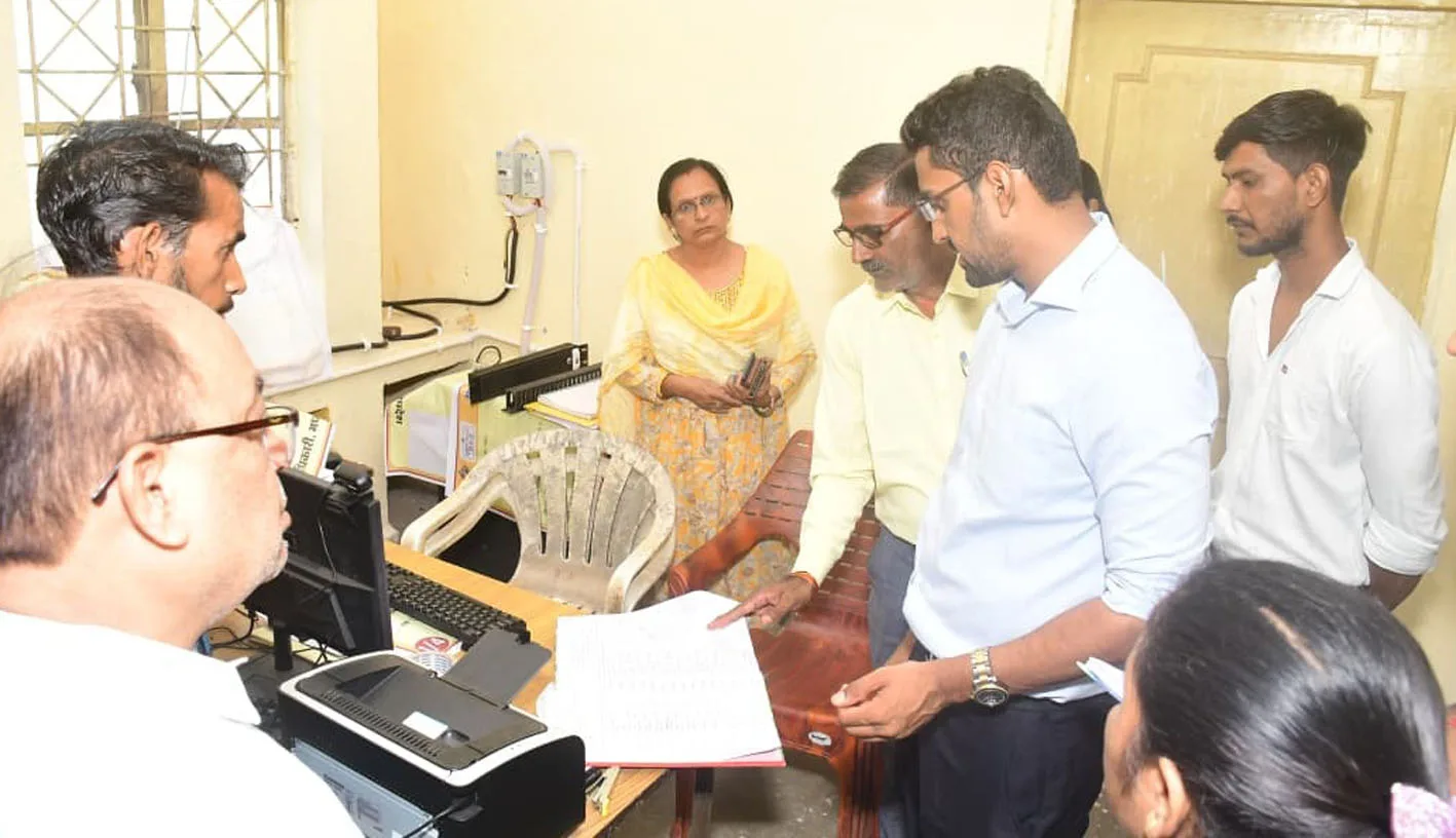 राजस्व अभिलेखों के डिजिटलाइजेशन का किया निरीक्षण