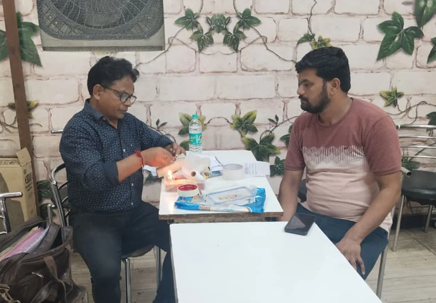 प्रतिष्ठानों का निरीक्षण कर खाद्य पदार्थों के सैम्पल लिए