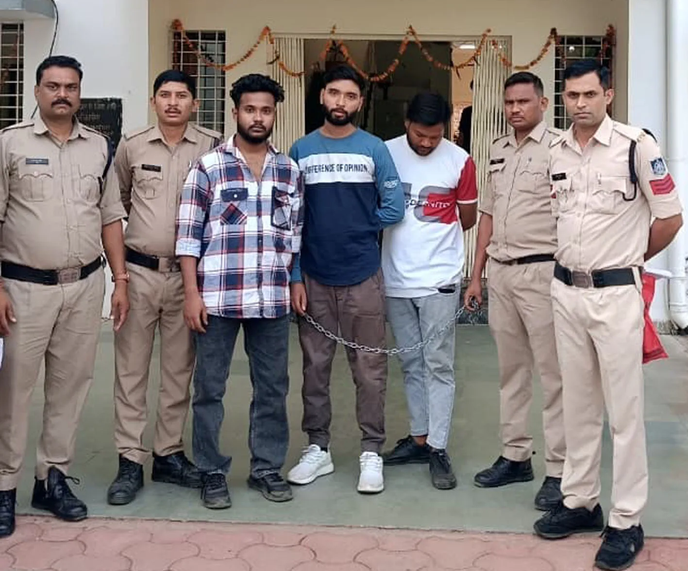 अवैध वसूली करने वाले अड़ीबाजों को पुलिस ने किया गिरफ्तार  