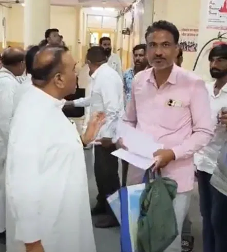 सिराली नप अध्यक्ष के खिलाफ कलेक्ट्रेट पहुंचे पार्षदगण