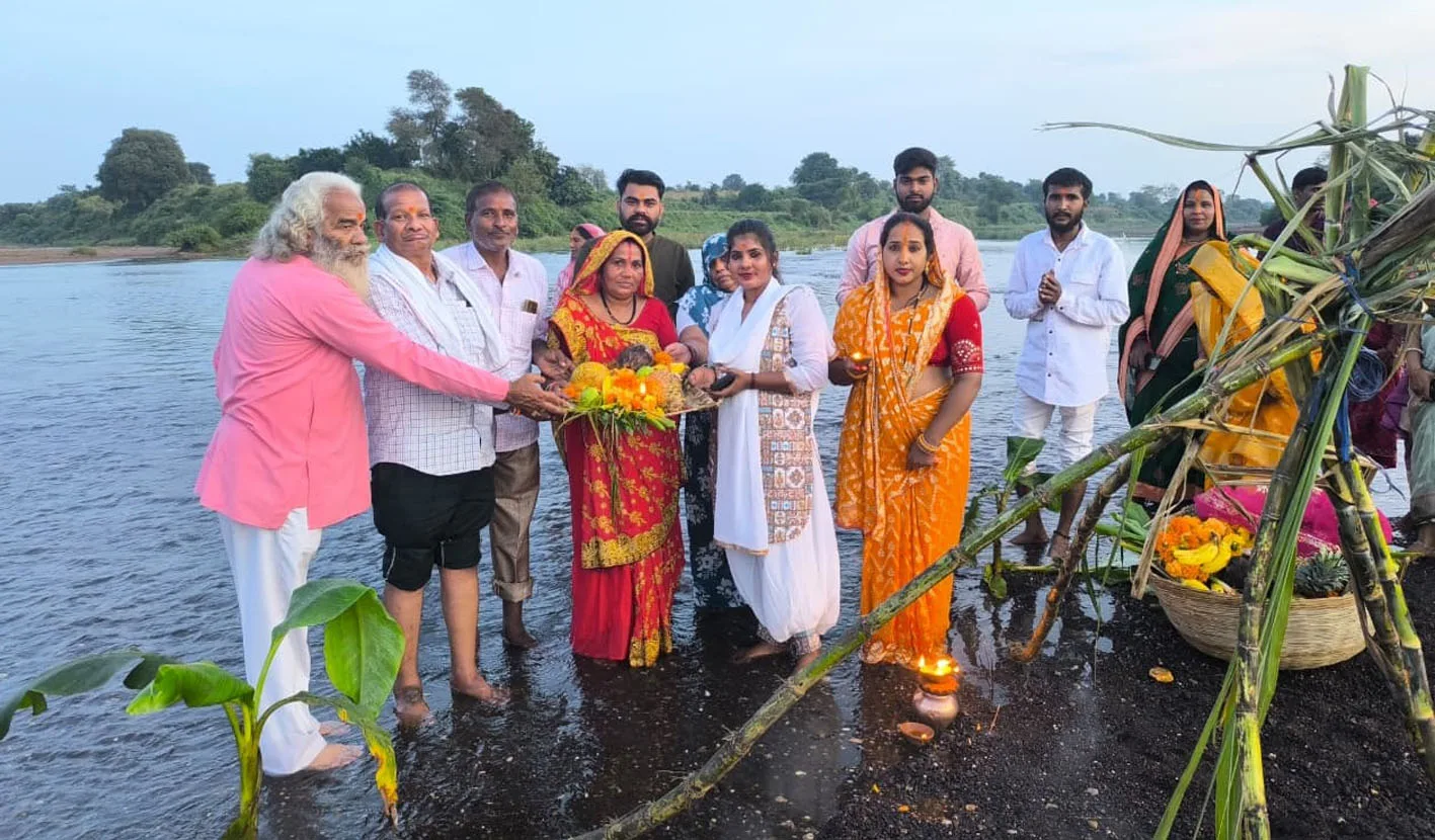 मिश्रा परिवार ने गंजाल नदी पर किया छठ माता का पूजन