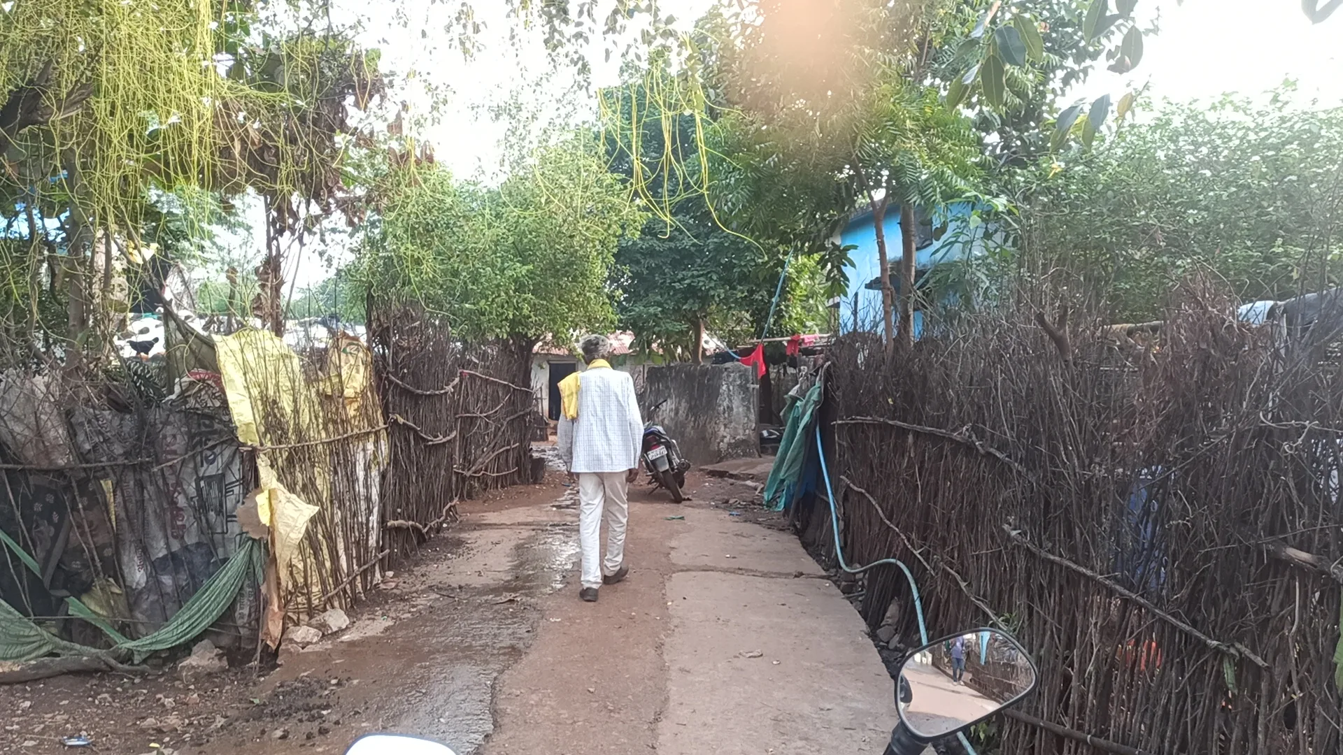 बागरूल पहाड़ी पर खुलेआम बिक रही अवैध शराब