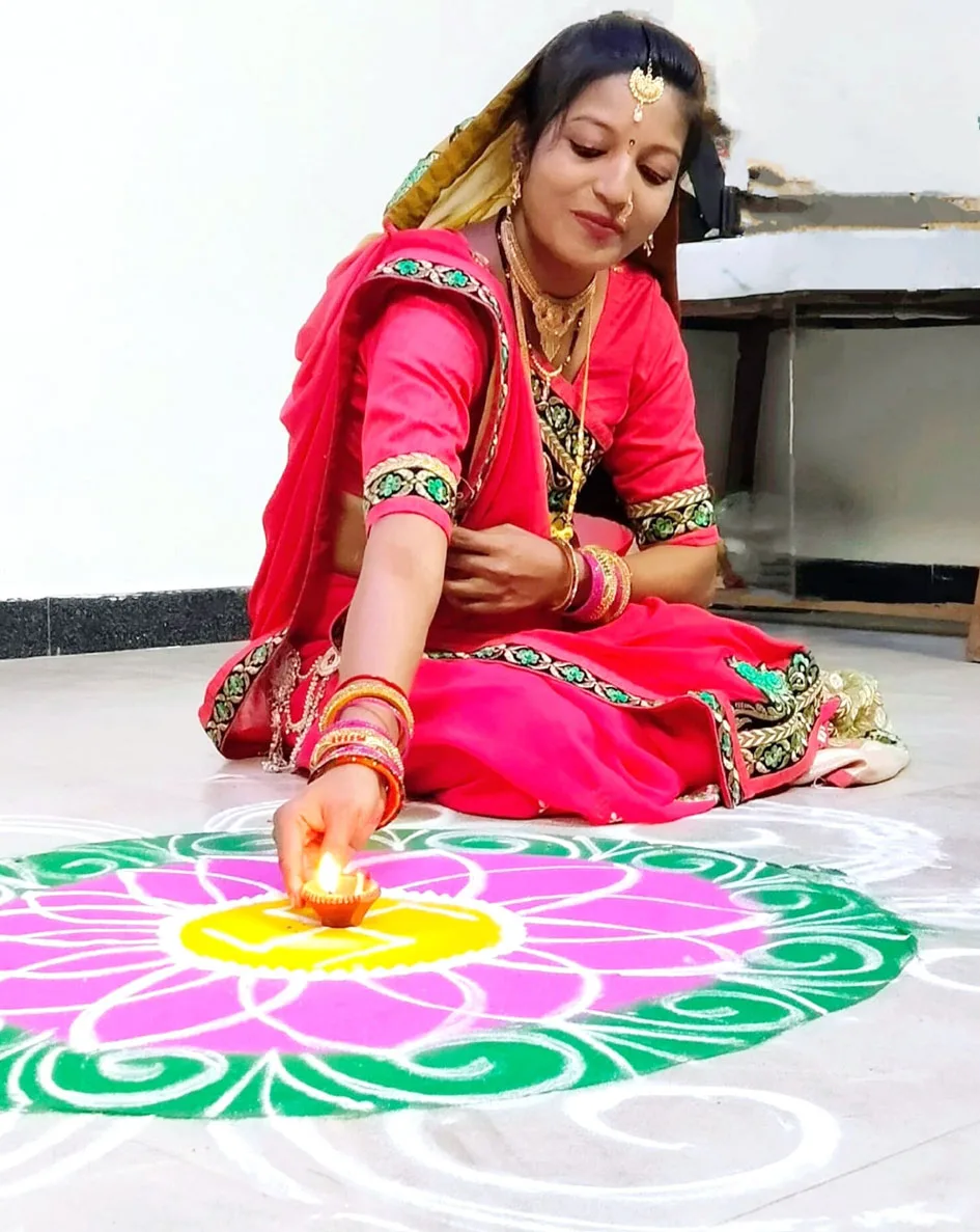 मंगल दीपों और रंगोलियों से महका शहर