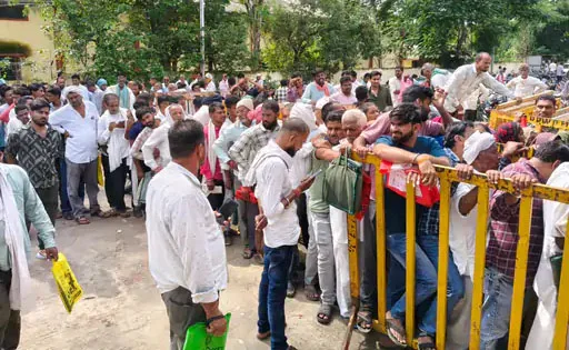 खाद के लिए किसानों की लगी लाईन