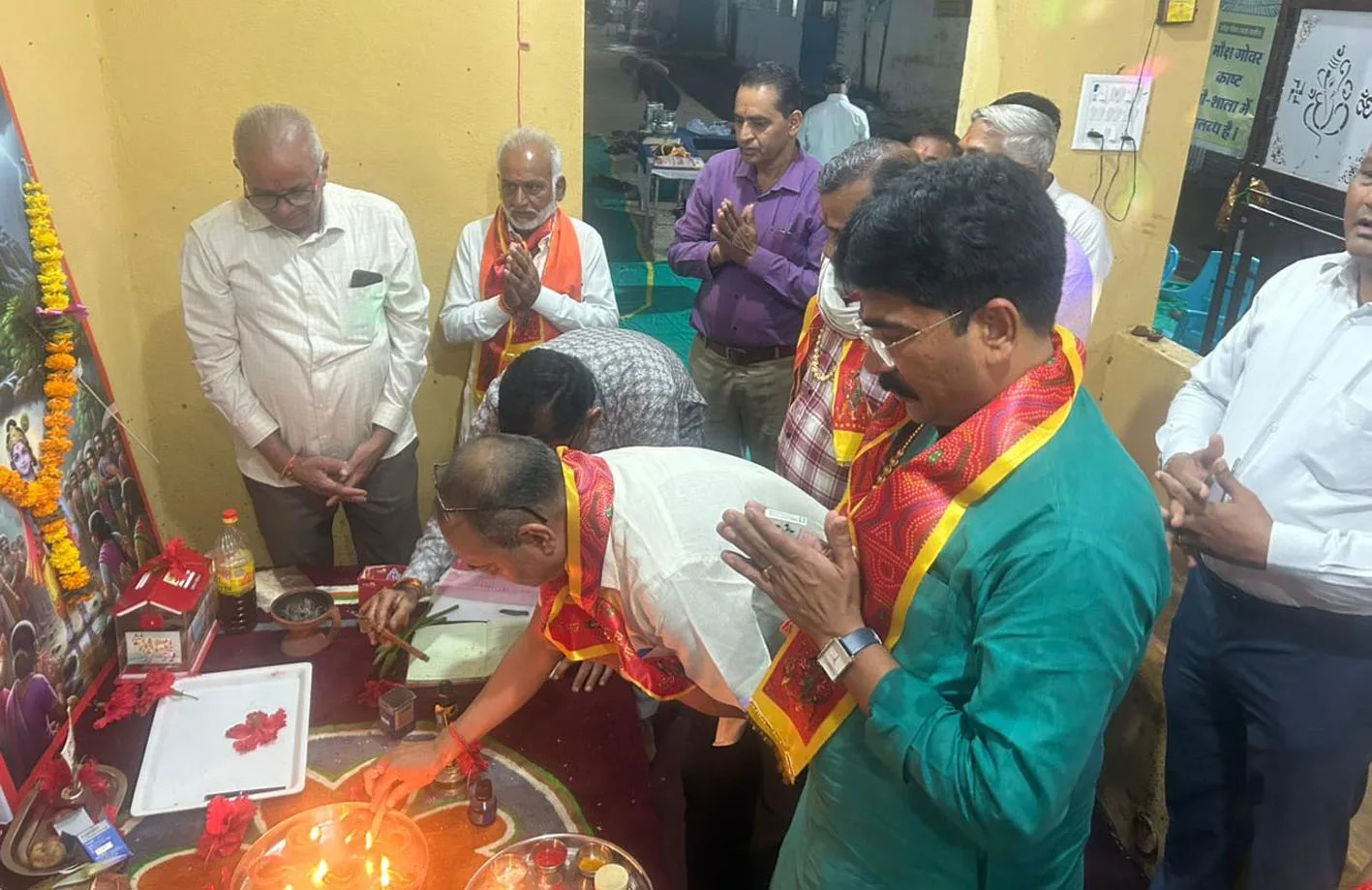 कलम, दवात और भगवान चित्रगुप्त का किया पूजन