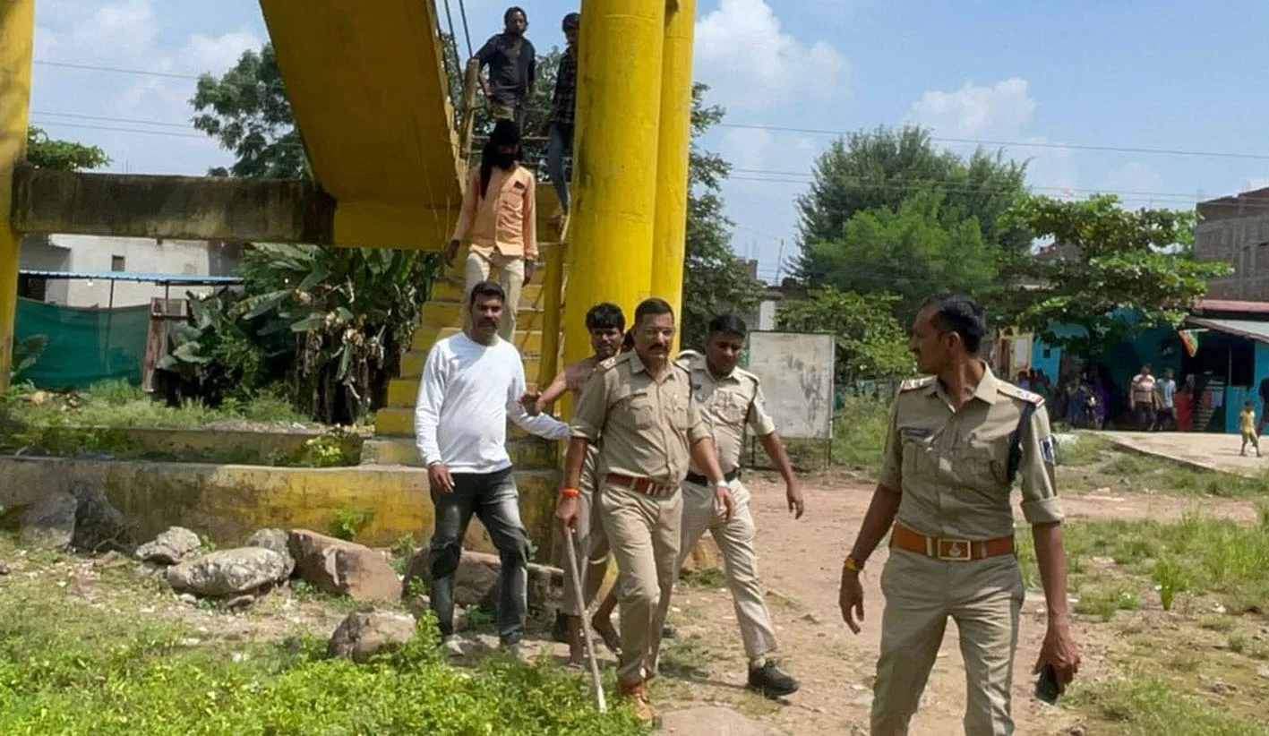 100 फीट ऊंची टंकी पर चढ़ा युवक, मचा हंगामा