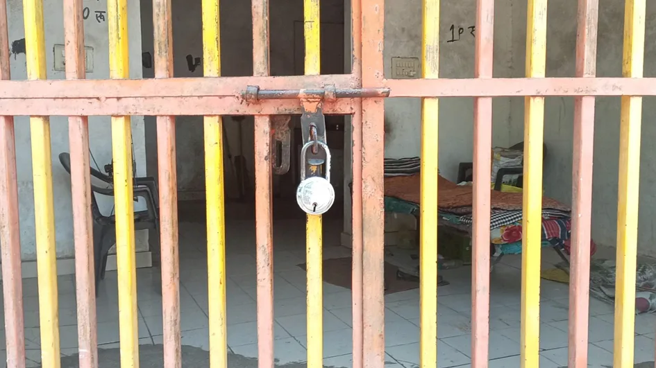रिद्धेश्वर मंदिर परिसर में सामुदायिक शौचालय पर लगा रहता है ताला