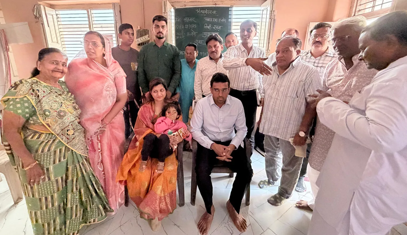 कलेक्टर ने जैन साध्वियों का दर्शन लाभ लिया