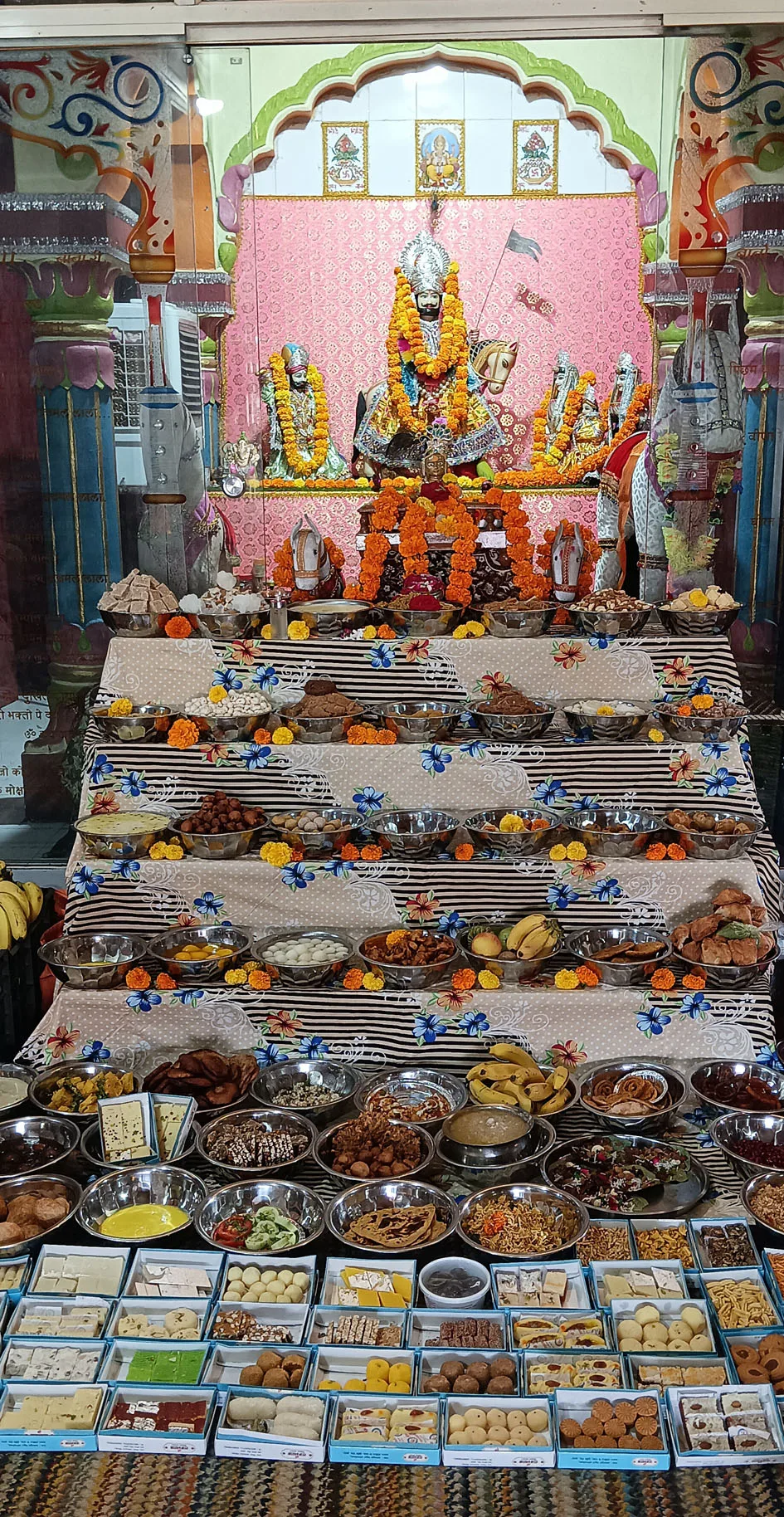बाबा रामदेव मंदिर में छप्पन भोग, भक्तों ने बांटा प्रसाद