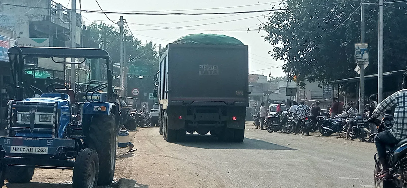 हरदा-छिपानेर मार्ग पर बेखौफ दौड़ रहे ओवरलोड रेत के डंपर और ट्रैक्टर-ट्रॉली