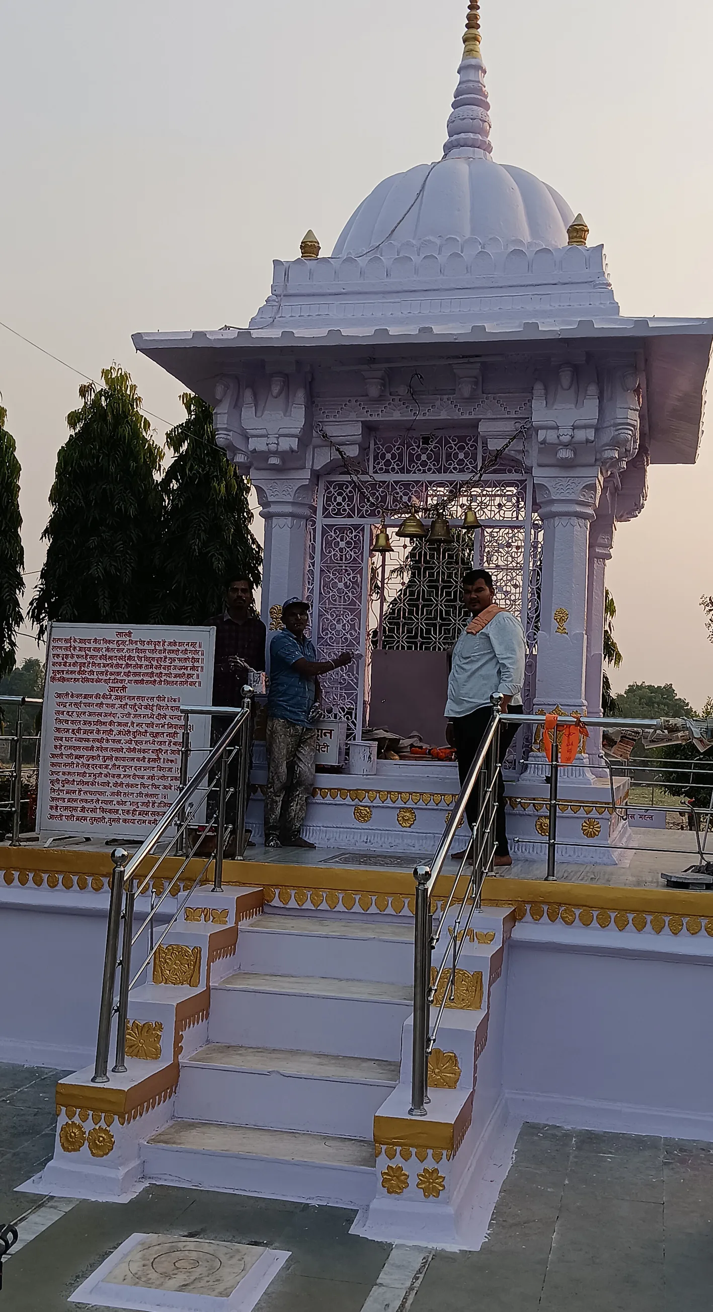 कान्हा बाबा मेले से पहले समाधि स्थल पर रंग-रोगन का कार्य जारी
