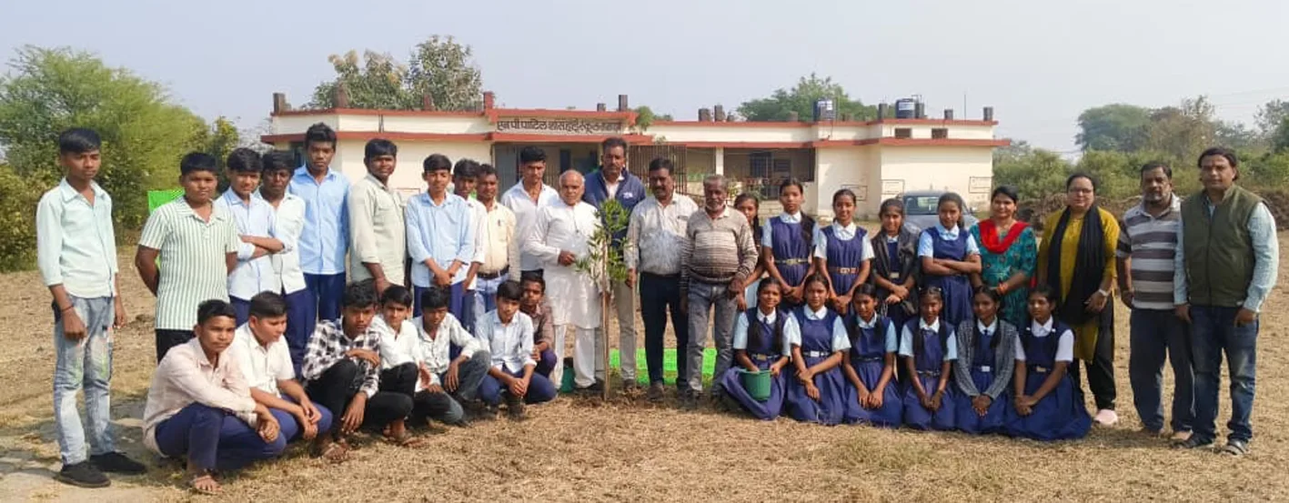 हाईस्कूल में जमना जैसानी फाउंडेशन ने किया पौधारोपण  