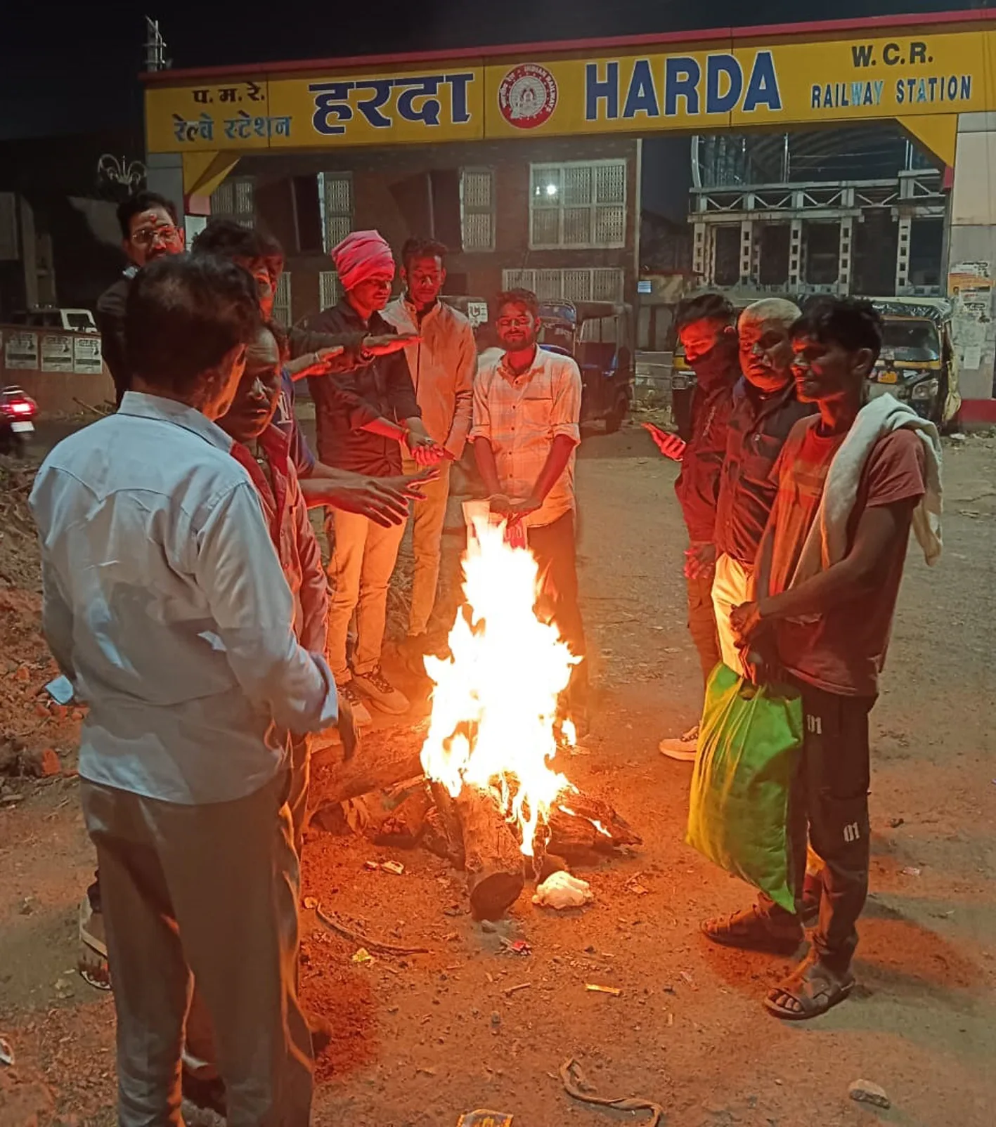 ठंड से राहत के लिए नपा ने सार्वजनिक स्थलों पर जलाए अलाव  