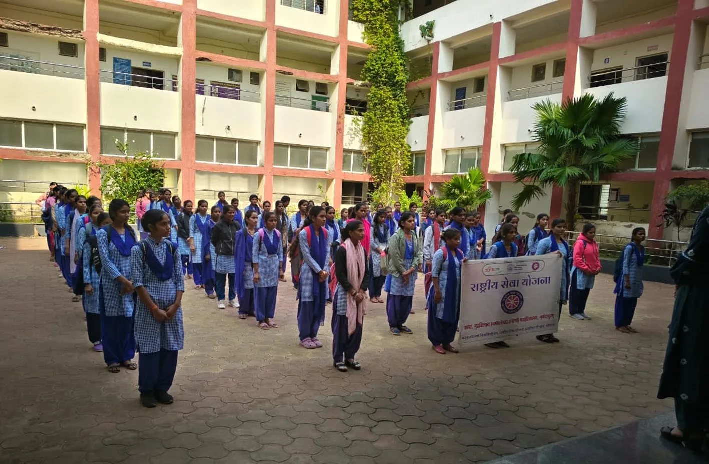 स्कूल परिसर में निकला गोयरा, सांप पकड़ने वाले ने सुरक्षित जंगल में छोड़ा
