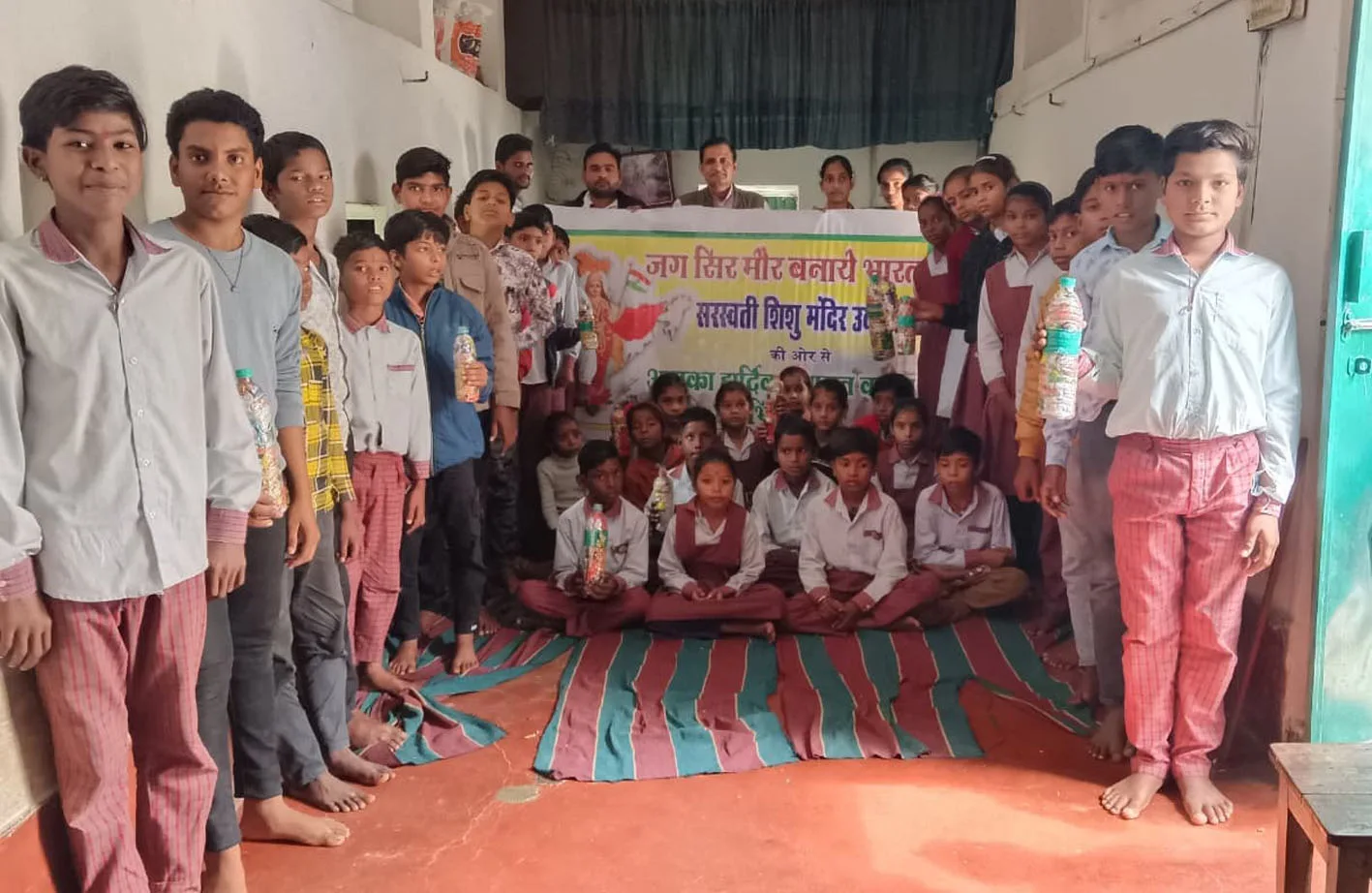 जन जागरुकता कर पर्यावरण संरक्षण का संदेश दे रहे हैं छात्र