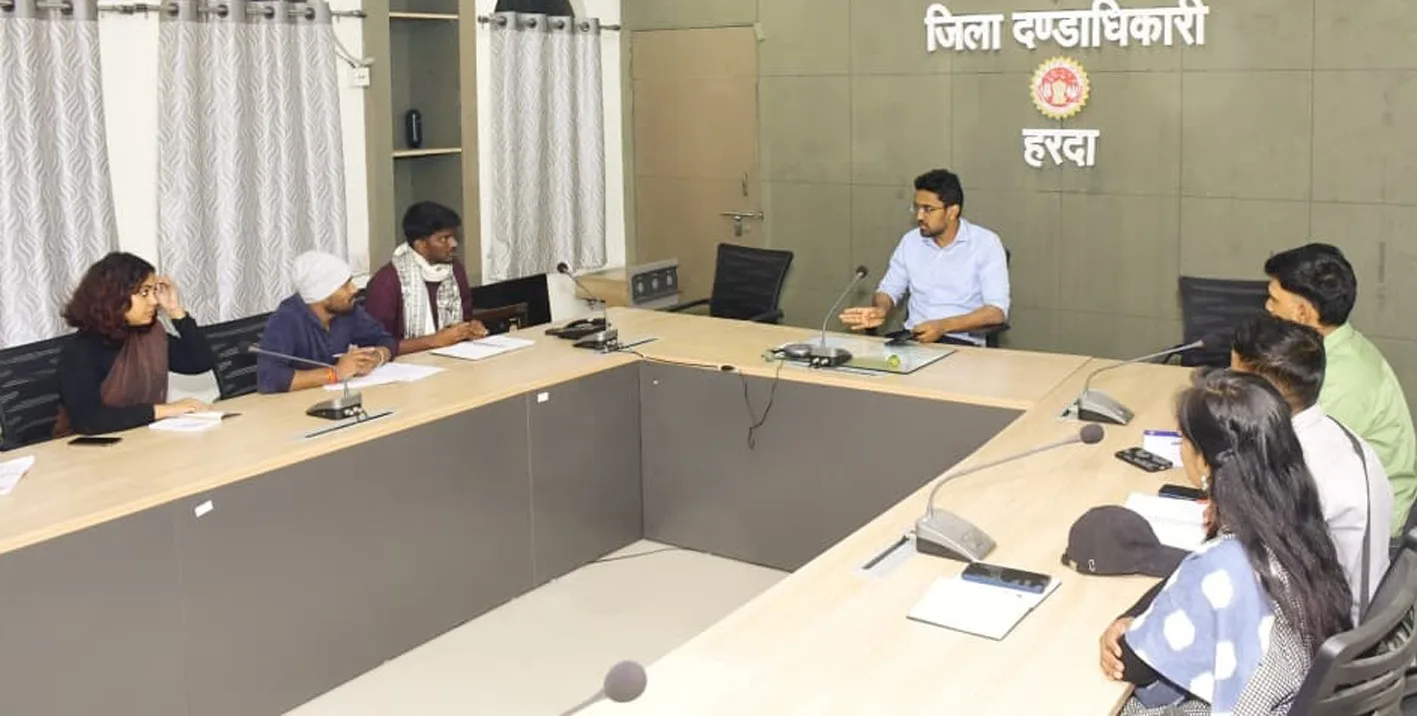 कलेक्टर ने इंडियन स्कूल ऑफ डेवलपमेन्ट मेनेजमेन्ट के विद्यार्थियों से की चर्चा