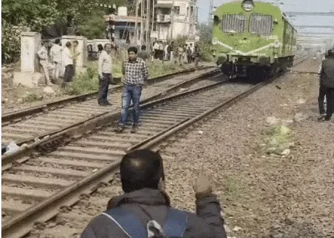 पटरी से उतरी टावर वैगन, 6 घंटे बाद चालू हुआ ट्रैक  