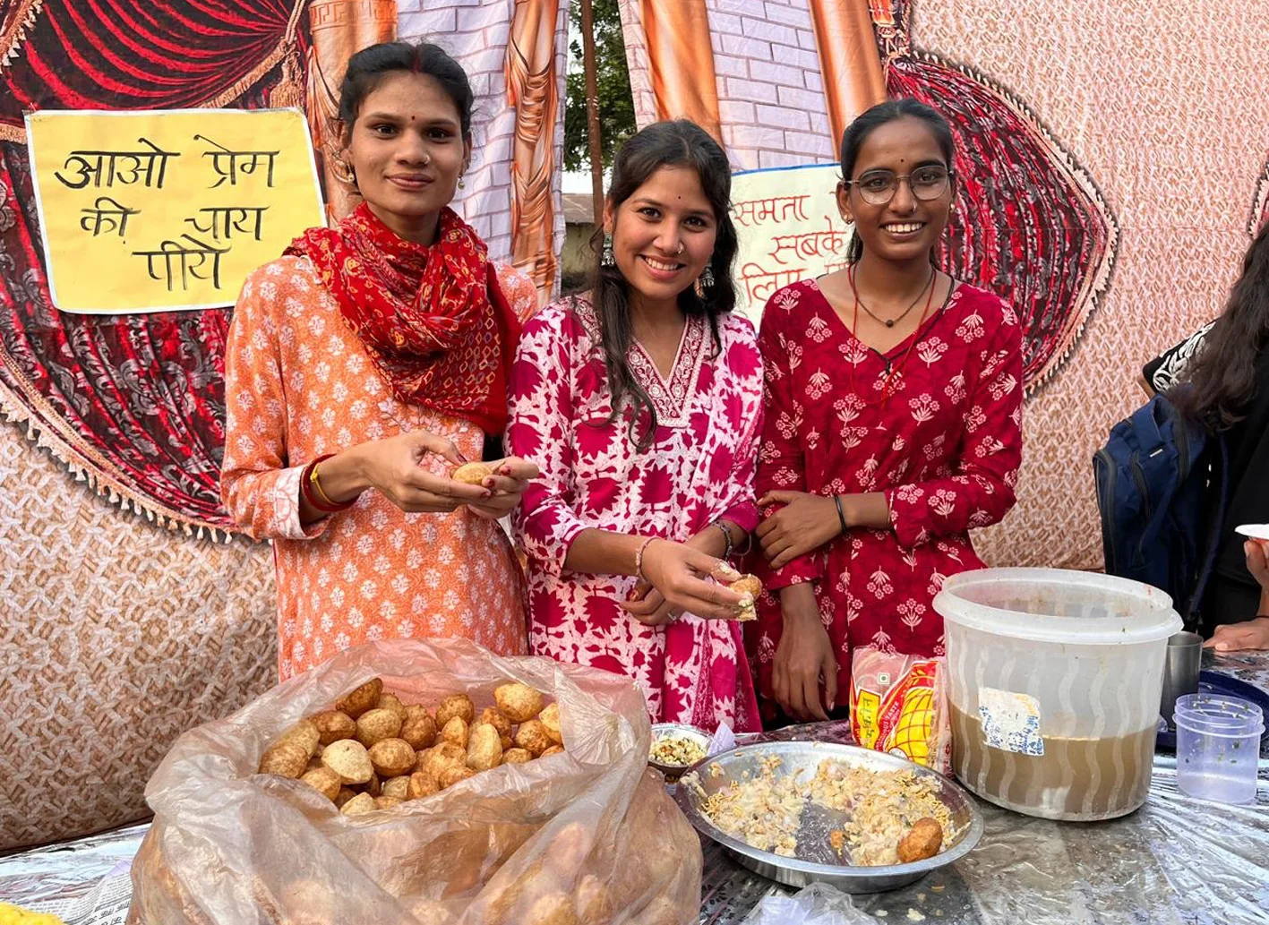संविधान दिवस कार्यक्रम में युवाओं को दी योजनाओं की जानकारी