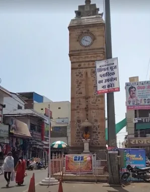 नगरपालिका ने बिजली खंभों, दीवारों से हटाए होर्डिंग