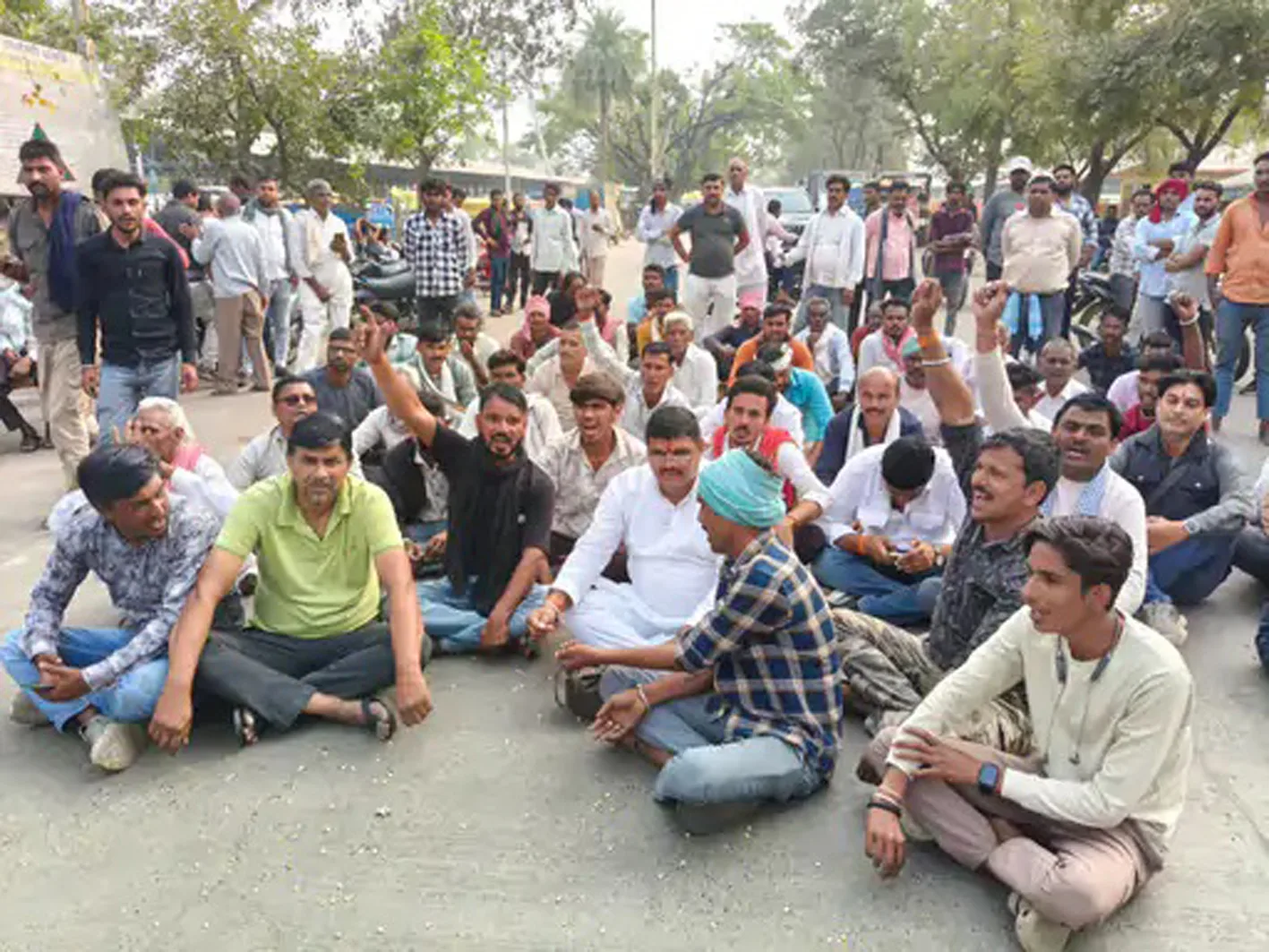 मक्का की कम कीमत को लेकर किसानों ने किया प्रदर्शन