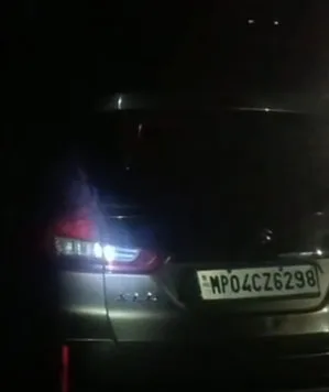 बिजली के खंभे से टकराई तेज रफ्तार कार