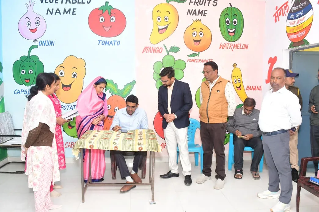 कलेक्टर ने ग्रामीण क्षेत्रों का किया भ्रमण
