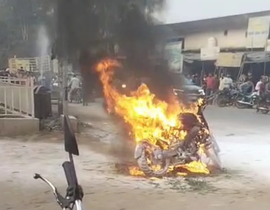 पेट्रोल पंप के पास मोटरसाइकिल में लगी भीषण आग, बड़ा हादसा टला