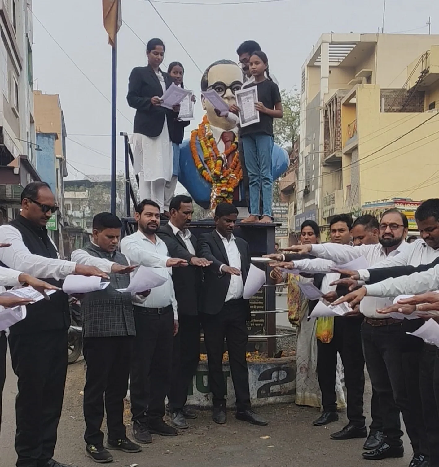 अधिवक्ताओं ने मनाया संविधान दिवस