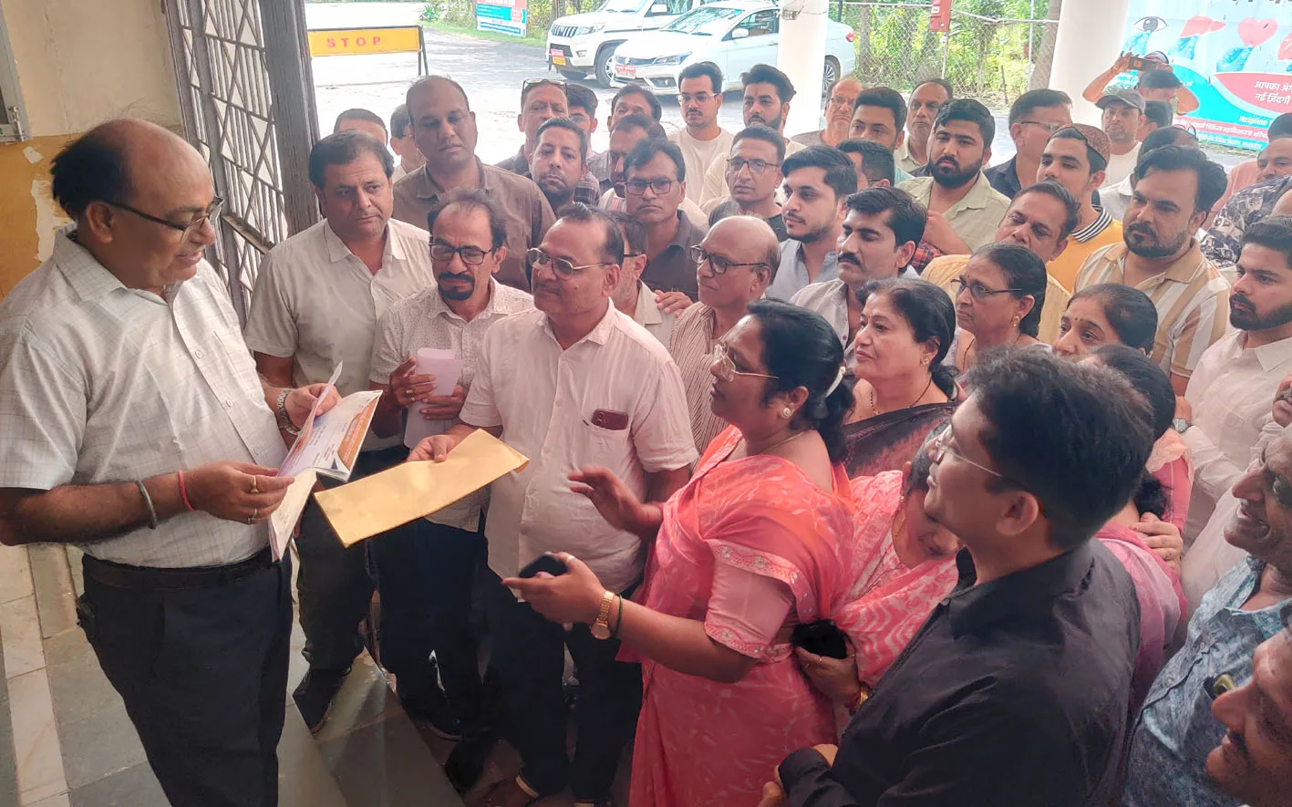 अग्रवाल एवं सिंधी समाज ने अमर्यादित टिप्पणी के विरोध में सौंपा ज्ञापन
