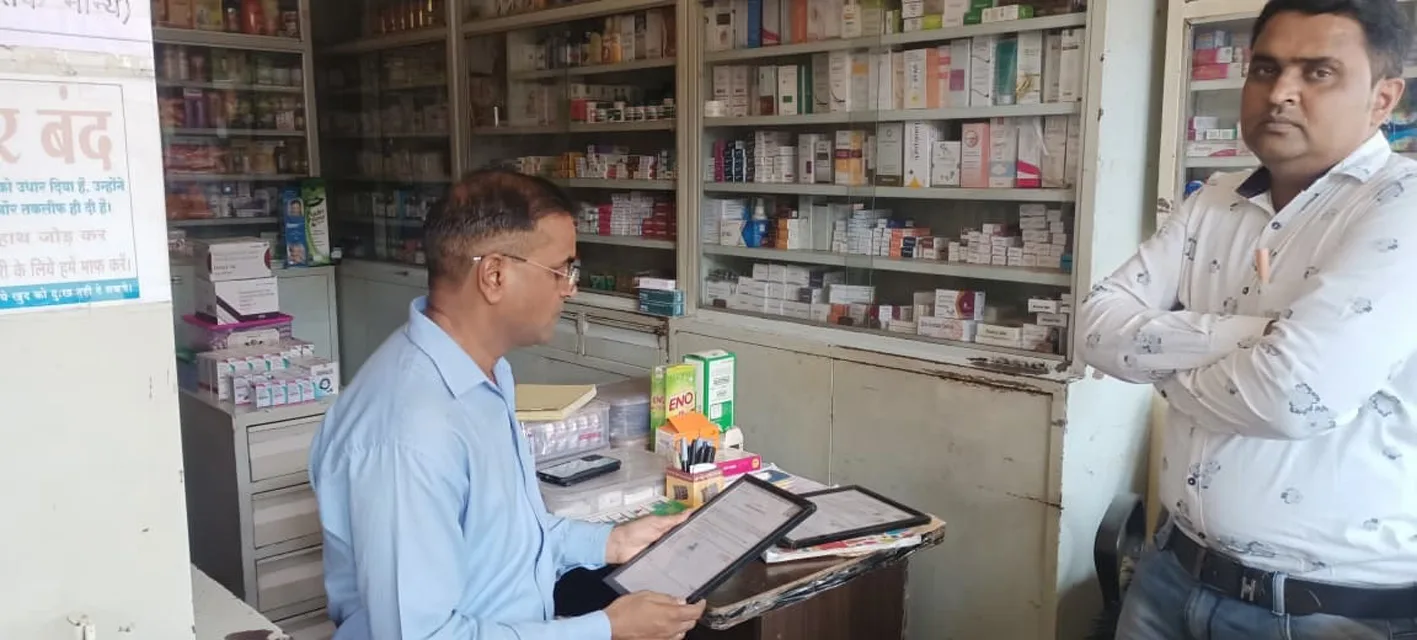 औषधी निरीक्षक ने जिले के मेडिकल स्टोर्स का किया निरीक्षण